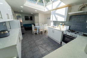 STAY SA Spacious studios next to UOB and 10min to the City!